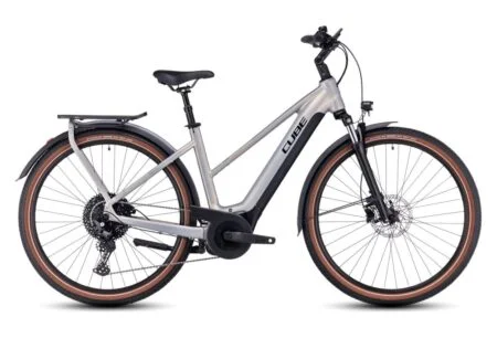 VTC Électrique Cube Touring Hybrid Pro 500 Trapeze Shimano Deore 11V 500 Wh 700 mm Argent Pearly 2023